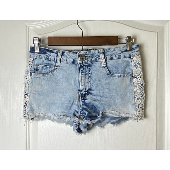 Boom Boom Jeans Acid Wash Blue Lace Accented Hot Shorts Women's Size 4 - Picture 1 of 9